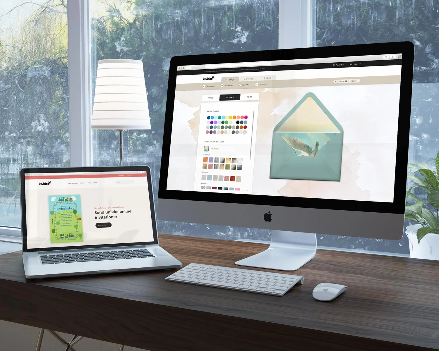 Invidoo.dk med invitationsdesigner på computer og bærbar