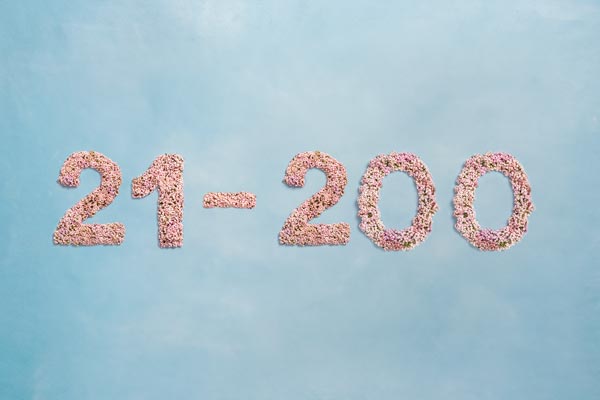 Tallene 21-200, skrevet med lyserøde blomster på lyseblå baggrund